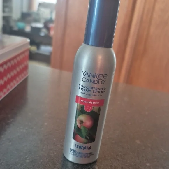 Yankee Candle Macintosh Scented Room Spray with Silver Bottle - Picture 5 of 9